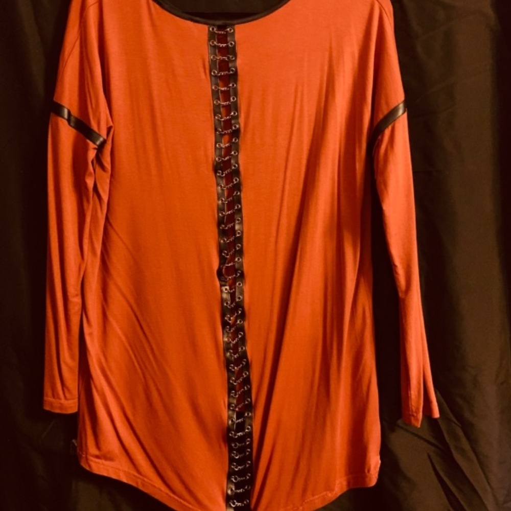 LoveRiche Split Back Chain Top - Picture 3 of 6